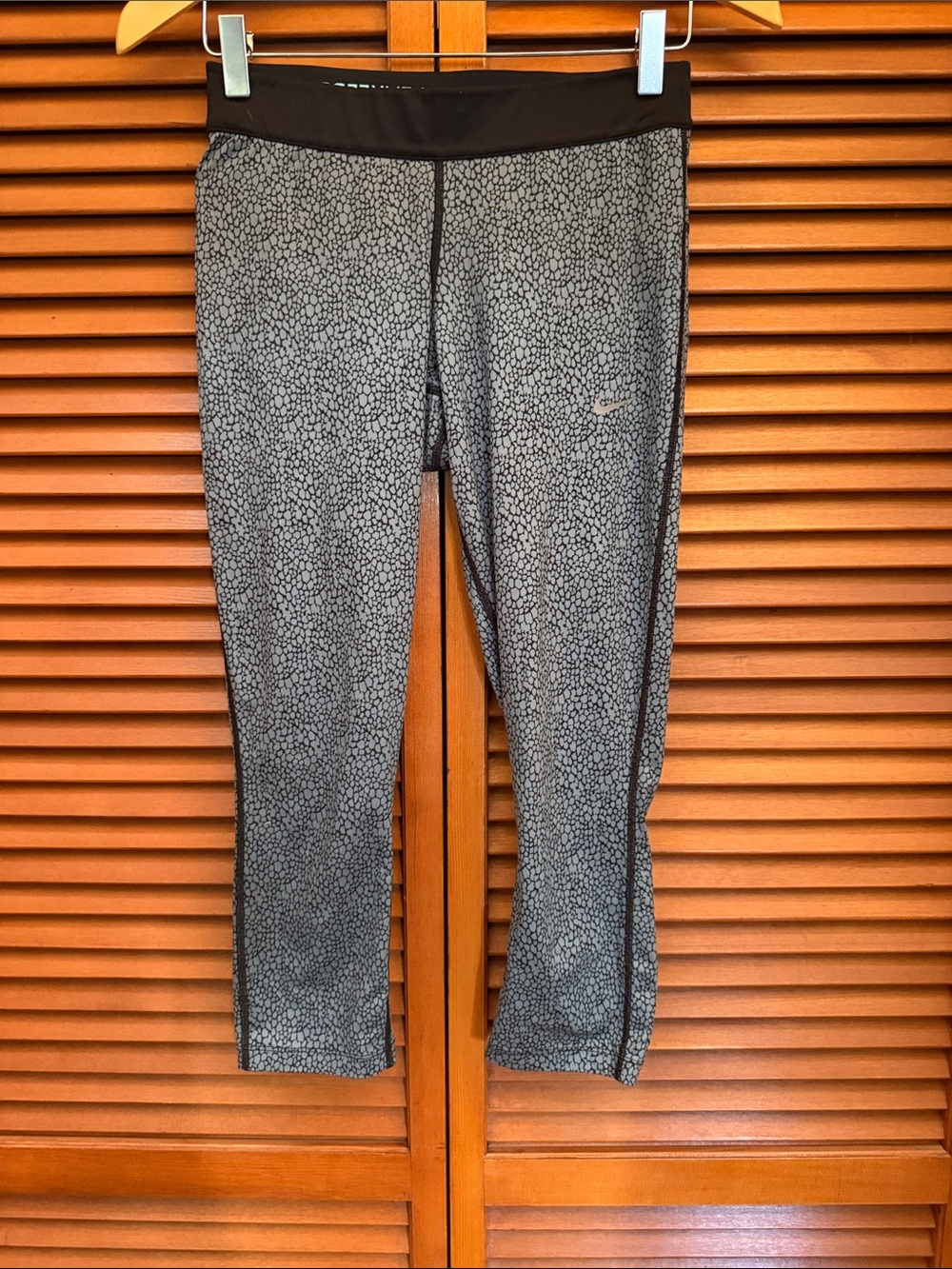 Nike Capri Gray Printed Leggings with Black Waistband - Small